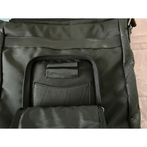 Le Donne Leather Simple Flap Over Crossbody Bag Black - Picture 5 of 16